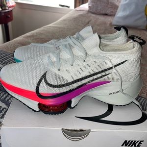 Women’s Nike air zoom tempo next% FK